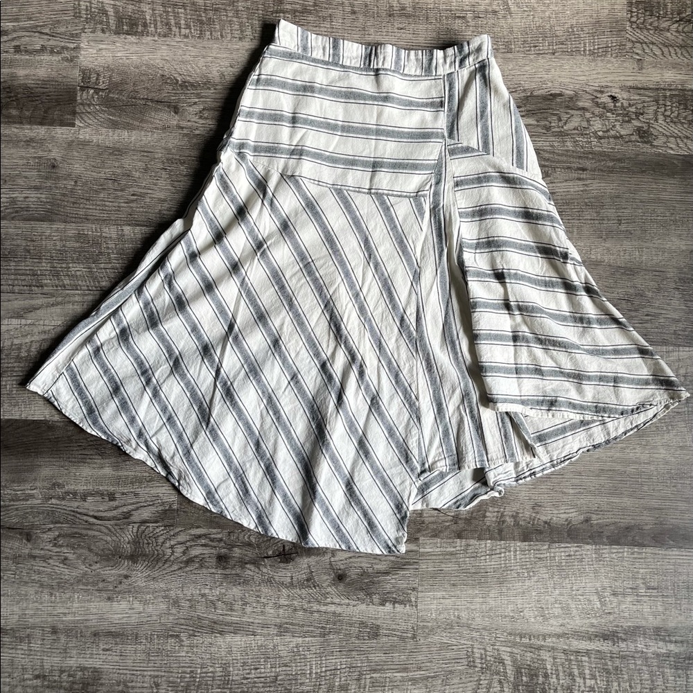 Cream, Navy Blue
Asymmetrical hem line
Stretchy band in back
Shorter skirt liner